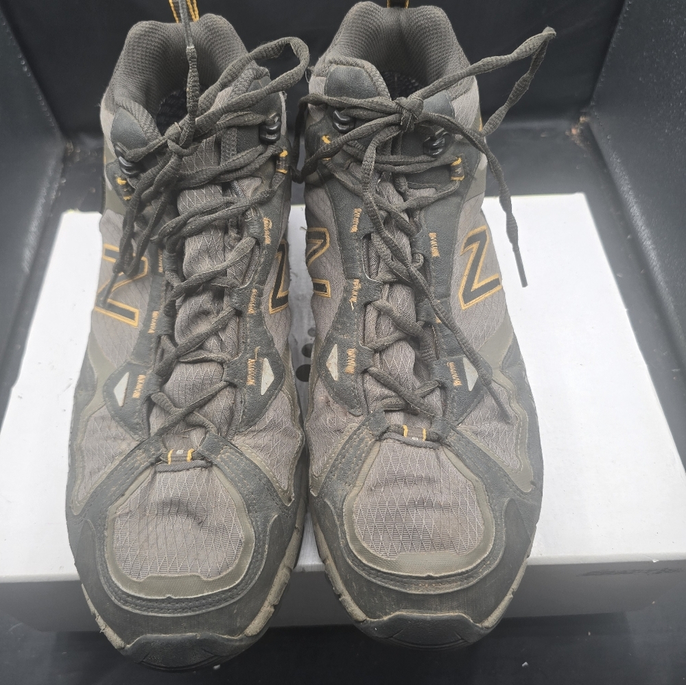 New Balance Men's Gray and Gold Athletic‎ Shoes